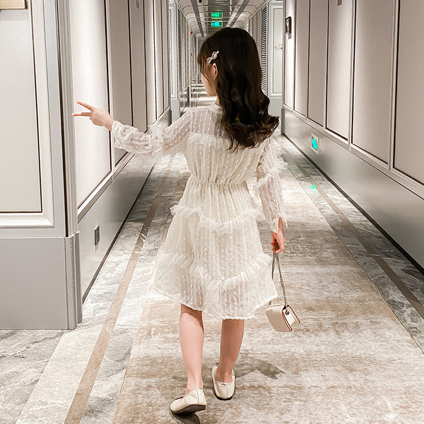 Valge pitsist paelaga kaelusega lastekleit