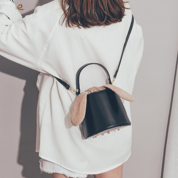 Aktuális női táska eco bőrből, hosszú füllel