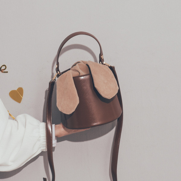 Aktuális női táska eco bőrből, hosszú füllel