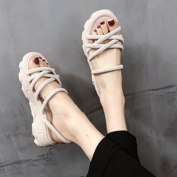 Női szandál magas talppal és bőrpánttal