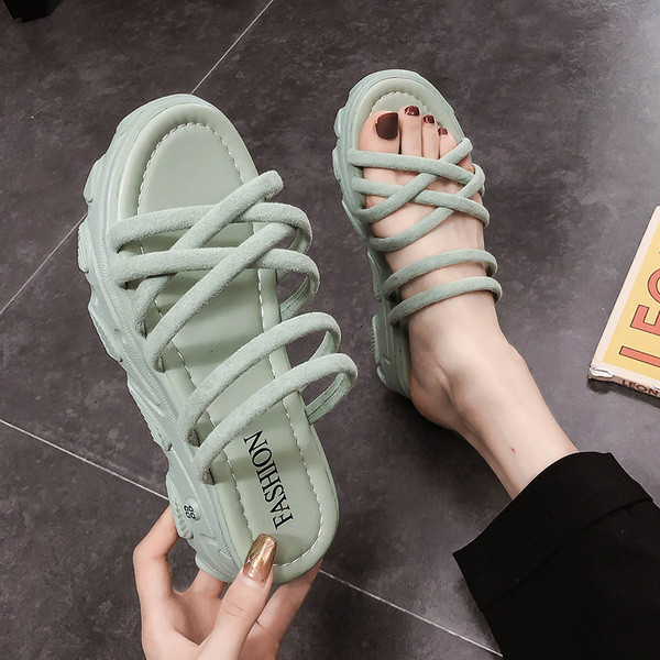 Női szandál magas talppal és bőrpánttal