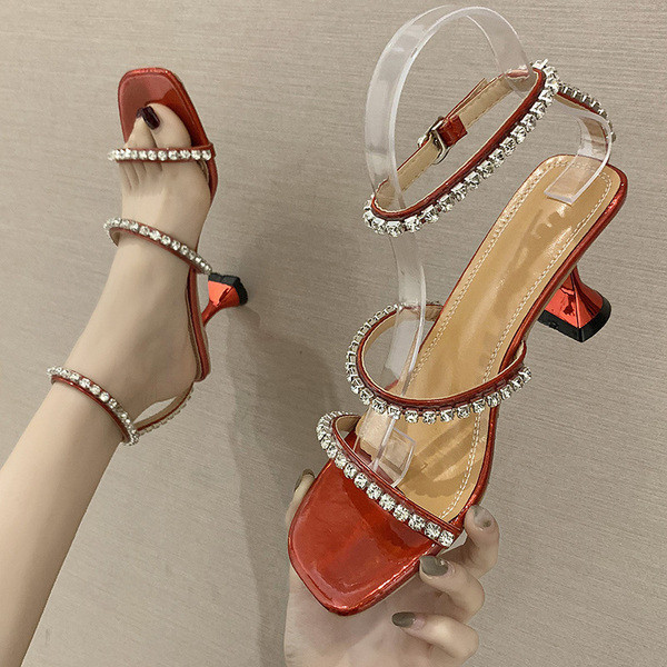 Stílusos női szandál kövekkel a pántokon