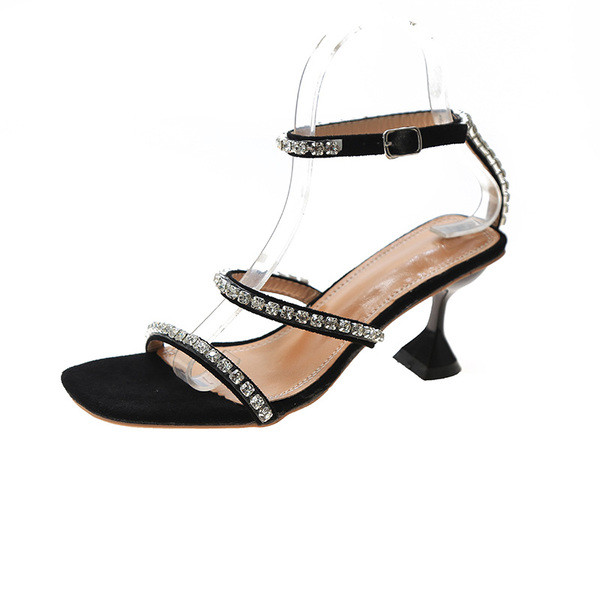 Stílusos női szandál kövekkel a pántokon