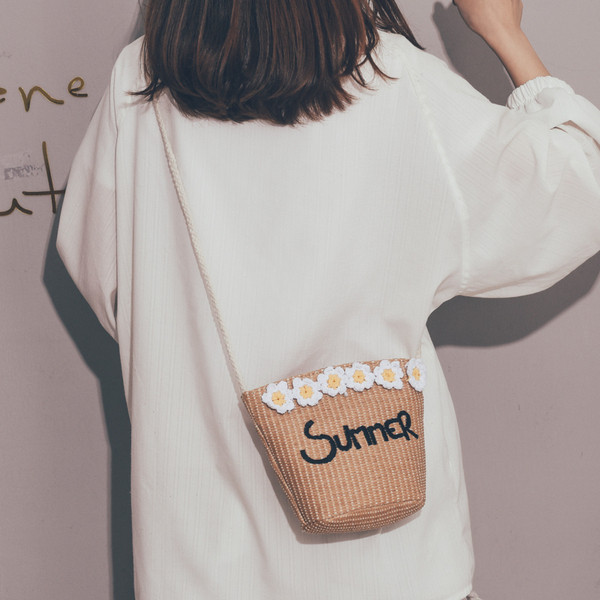 Női modern kötött táska felirattal