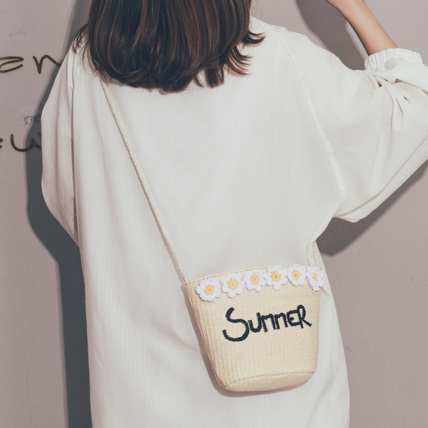 Női modern kötött táska felirattal