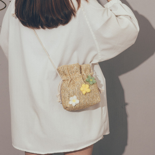 Női korszerű kötött válltáska