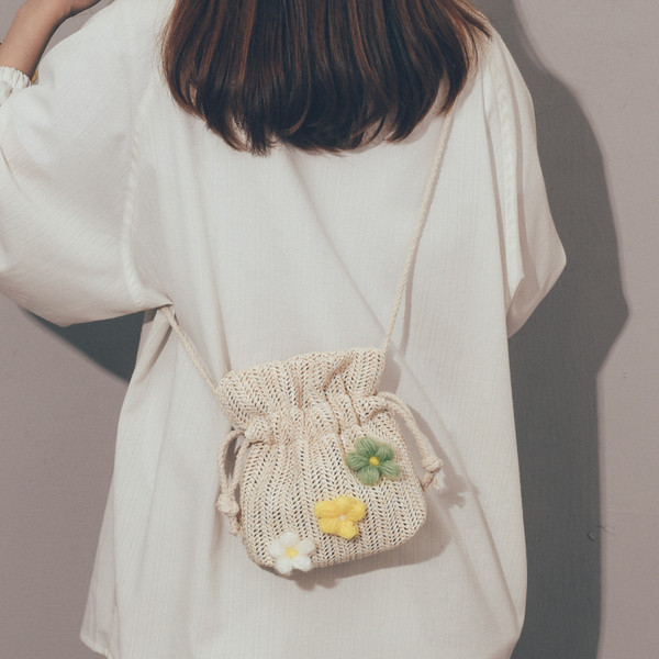 Női korszerű kötött válltáska