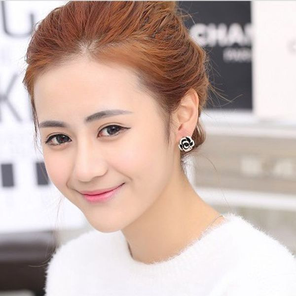 Fekete női fülbevaló rózsa formájú kövekkel