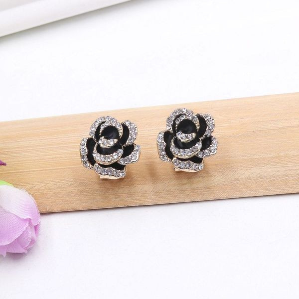 Fekete női fülbevaló rózsa formájú kövekkel