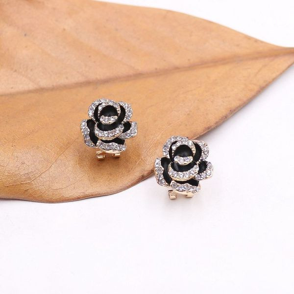 Fekete női fülbevaló rózsa formájú kövekkel