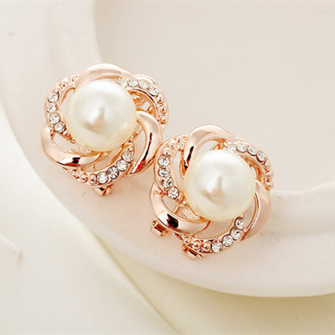 Arany női fülbevaló kövekkel és gyöngyökkel