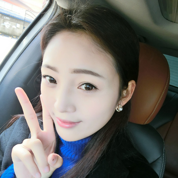 Arany női fülbevaló kövekkel és gyöngyökkel