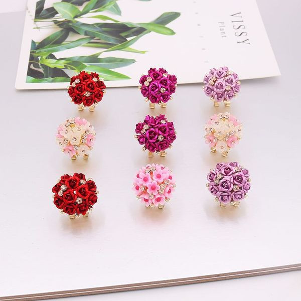 Rooside ja kividega ümarad naiste kõrvarõngad