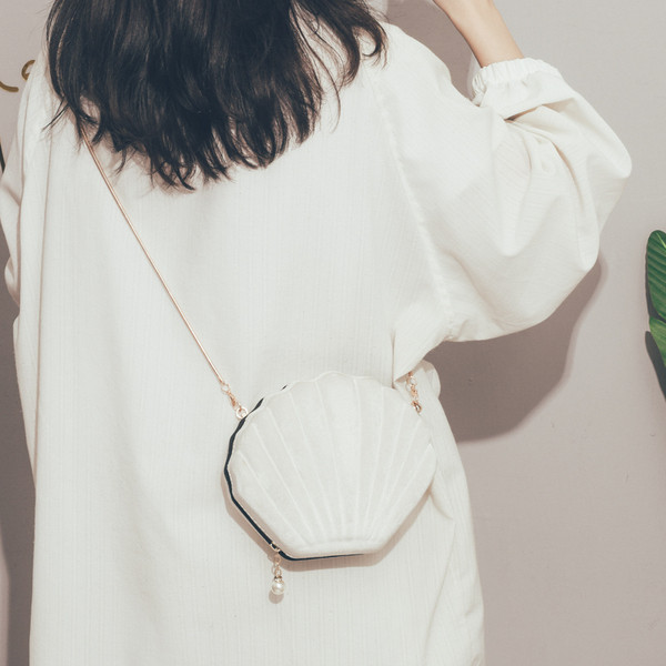 Stílusos női mini válltáska cipzárral