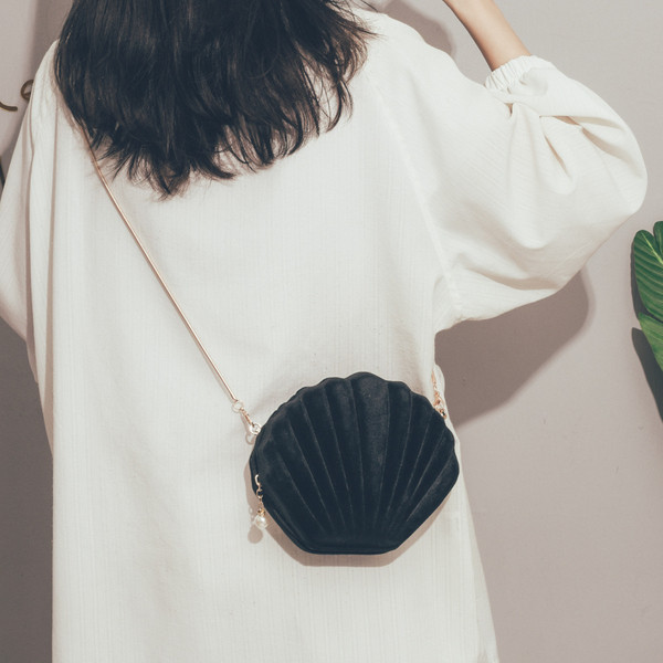 Stílusos női mini válltáska cipzárral