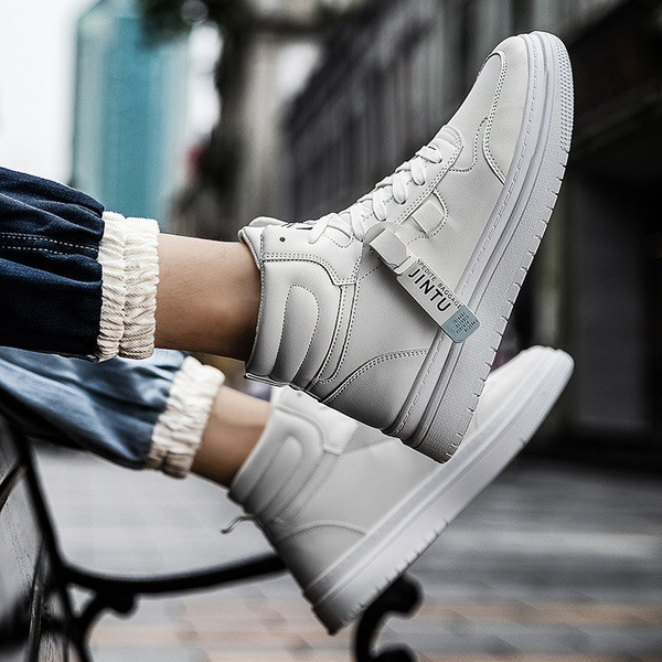 Alkalmi férfi tornacipő hímzéssel és nyakkendővel