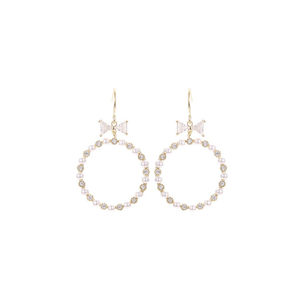 Egyszerű női kerek fülbevaló gyöngyökkel és szalaggal