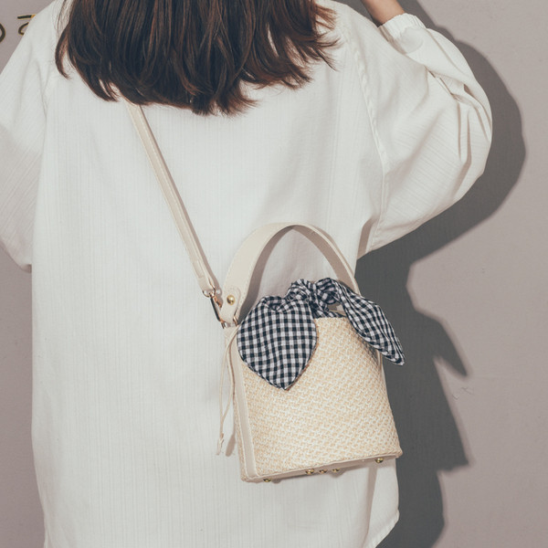 Stílusos női válltáska rövid fogantyúval