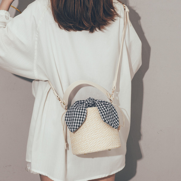 Stílusos női válltáska rövid fogantyúval