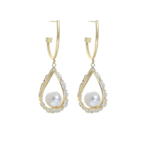 Stílusos női fülbevaló kövekkel és gyöngyökkel