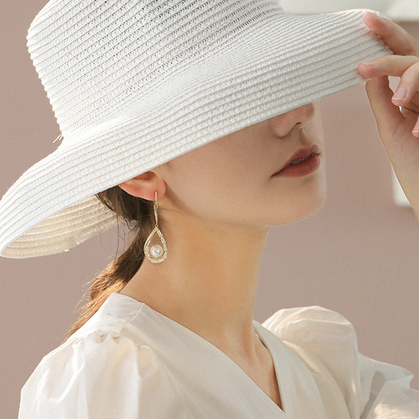 Stílusos női fülbevaló kövekkel és gyöngyökkel