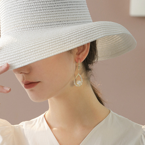 Stílusos női fülbevaló kövekkel és gyöngyökkel