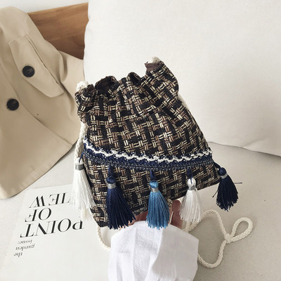 Modern női textiltáska bojttal