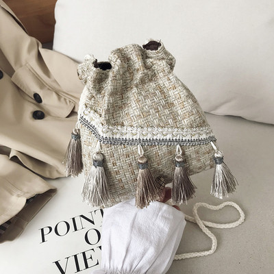 Modern női textiltáska bojttal