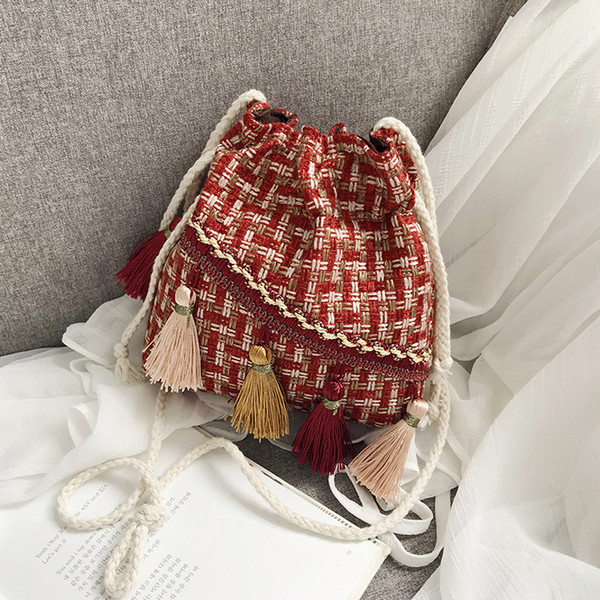 Modern női textiltáska bojttal