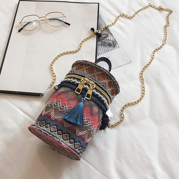 Női topiktáska kerek formában, rövid fogantyúval