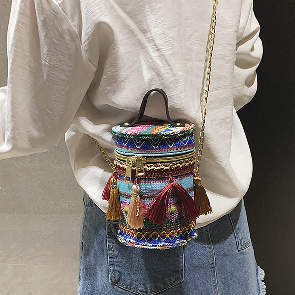 Női topiktáska kerek formában, rövid fogantyúval