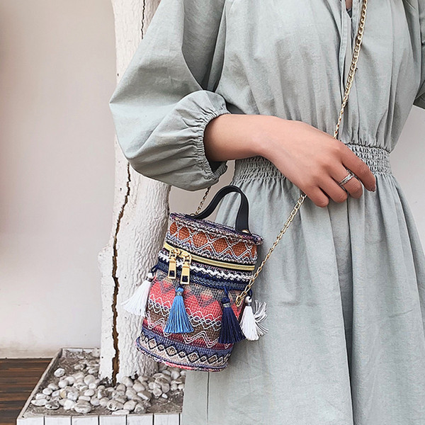 Női topiktáska kerek formában, rövid fogantyúval