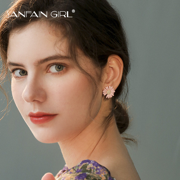 Rózsaszín női fülbevaló virág formájú