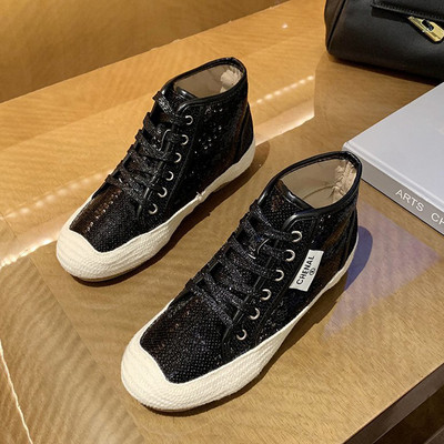 Modern női tornacipő a boka felett flitterekkel