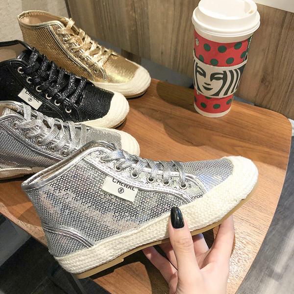 Modern női tornacipő a boka felett flitterekkel