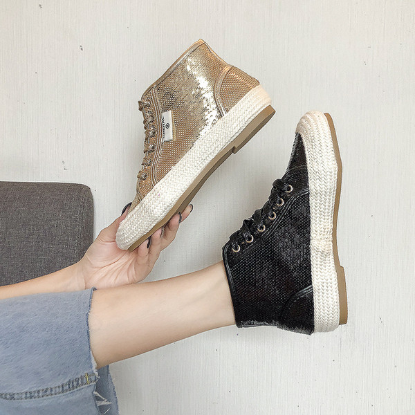 Modern női tornacipő a boka felett flitterekkel