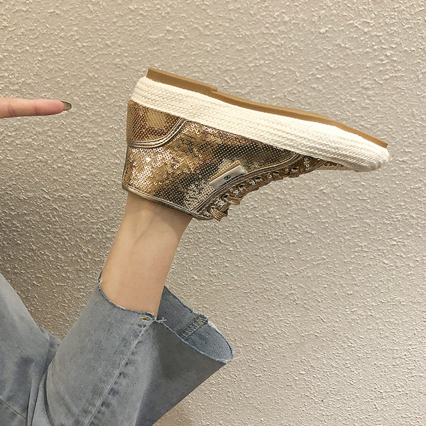 Modern női tornacipő a boka felett flitterekkel