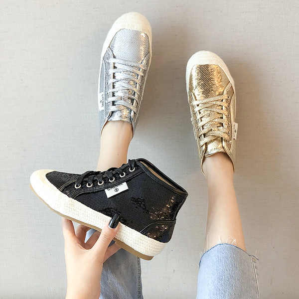 Modern női tornacipő a boka felett flitterekkel