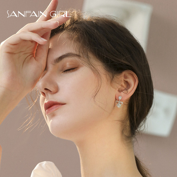 Női fülbevaló szalaggal és gyönggyel