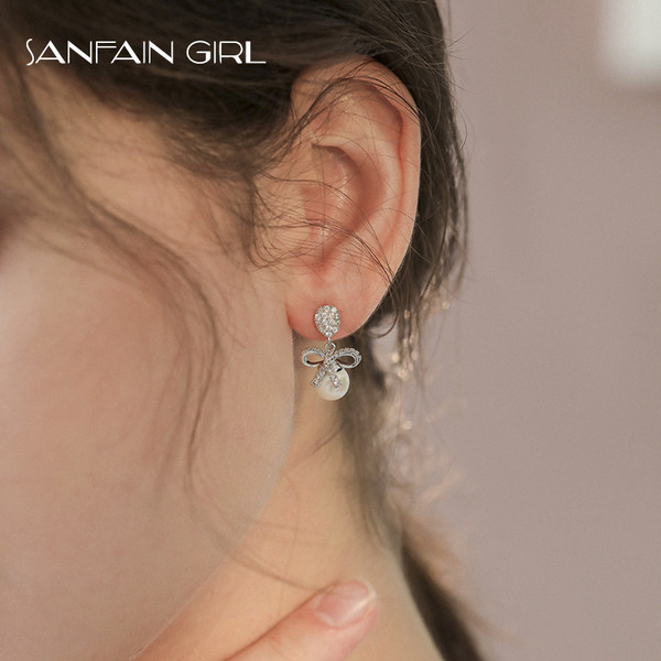 Női fülbevaló szalaggal és gyönggyel