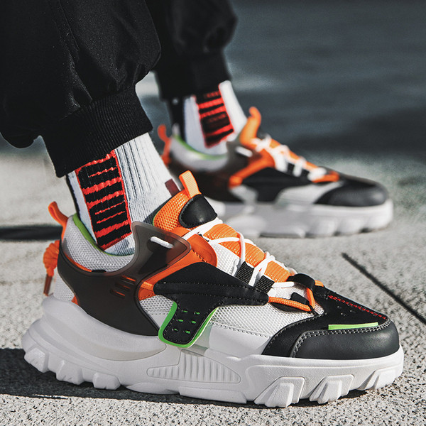 Alkalmi férfi tornacipő magas talppal