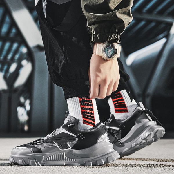 Alkalmi férfi tornacipő magas talppal