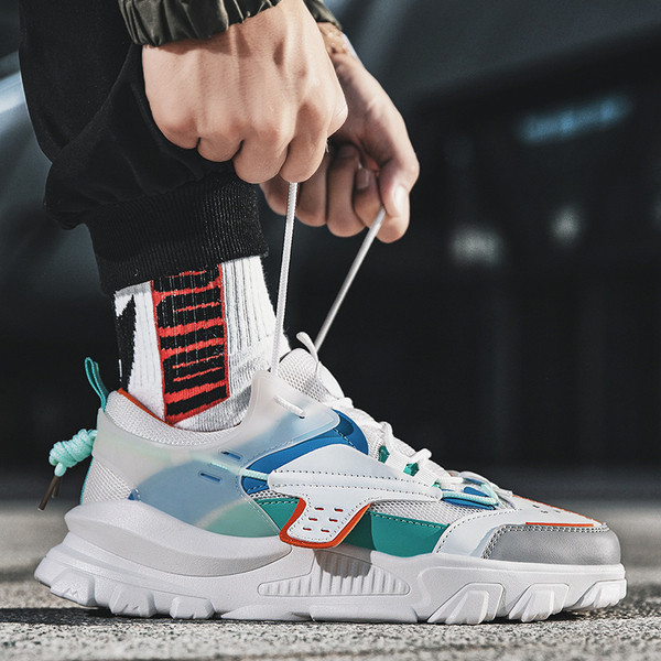 Alkalmi férfi tornacipő magas talppal