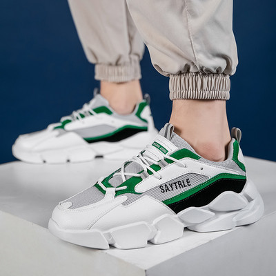 Hétköznapi férfi tornacipő hálóval és fűzővel