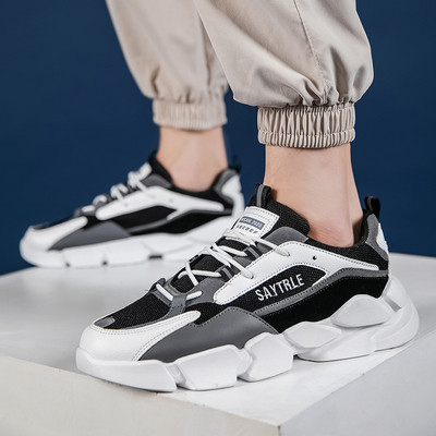 Hétköznapi férfi tornacipő hálóval és fűzővel