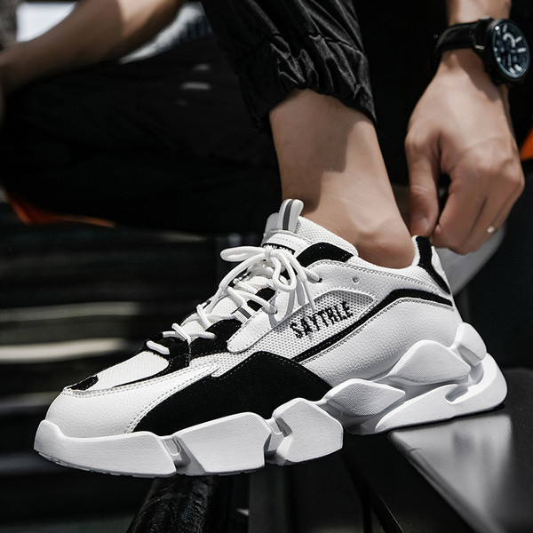 Hétköznapi férfi tornacipő hálóval és fűzővel