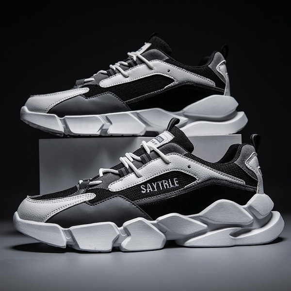 Hétköznapi férfi tornacipő hálóval és fűzővel