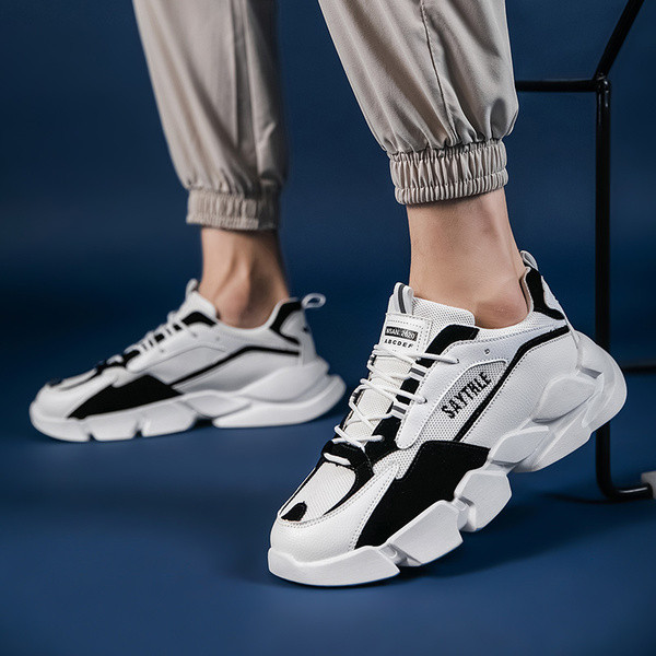 Hétköznapi férfi tornacipő hálóval és fűzővel