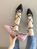 Kihegyezett női cipő fűzős modell