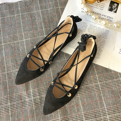 Kihegyezett női cipő fűzős modell